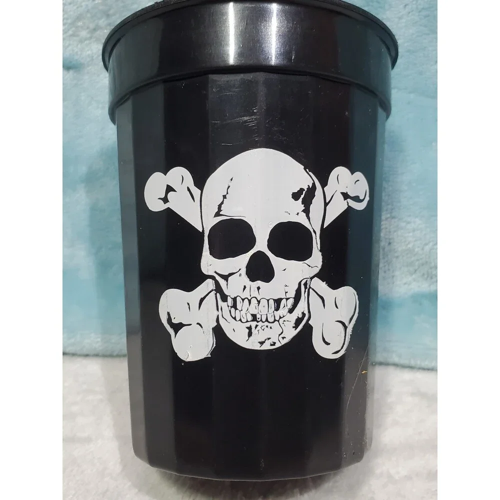 10 oz Plastic Skull And Cross Bones Halloween Cup